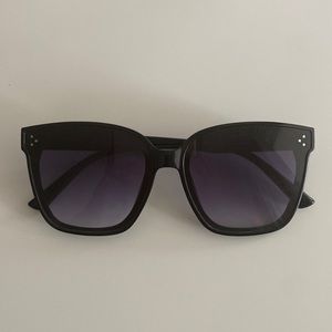 VINCE CAMUTO Sunglasses